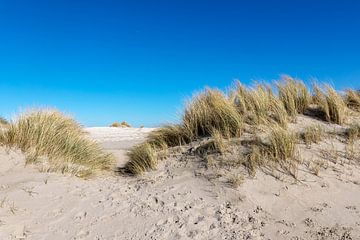 Duinen, zand, blauwe lucht van Fotos by Angelique