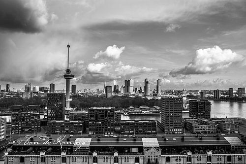 Regen en zon boven Rotterdam