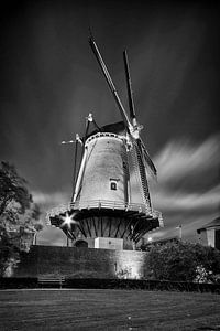 Korenmolen De Windotter bij avond in zwartwit van Tony Buijse