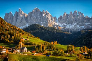 Dolomiten Bergdorf Villnöss im Herbst