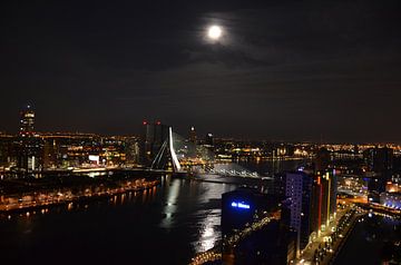 Rotterdam en de Maas onder een volle Maan