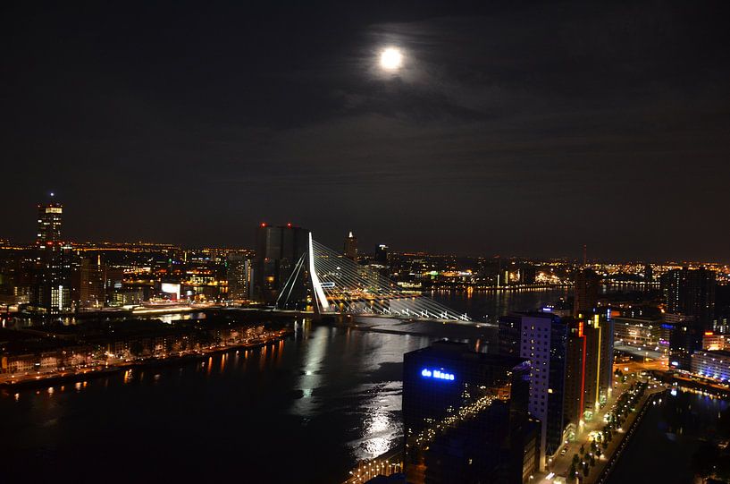 Rotterdam en de Maas onder een volle Maan van Marcel van Duinen