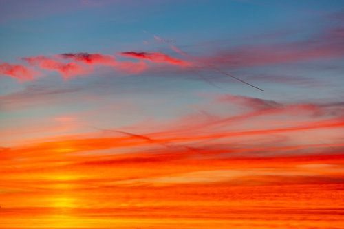 Coucher de soleil avec des couleurs étonnantes dans le ciel en automne