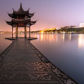 West  Lake tijdens de avond van Niek Wittenberg