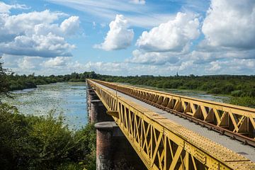 Old bridge with cloudy sky sur Hans Vos Fotografie