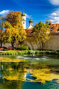Vijver met fontein in Isny Allgäu met stadsmuur en kerktoren van Dieter Walther