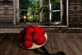 Schwarzwälder Bollenhut mit Blick aus dem Fenster von Jürgen Wiesler