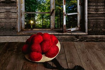 Schwarzwälder Bollenhut mit Blick aus dem Fenster
