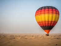 Ballon over de woestijn van Dubai