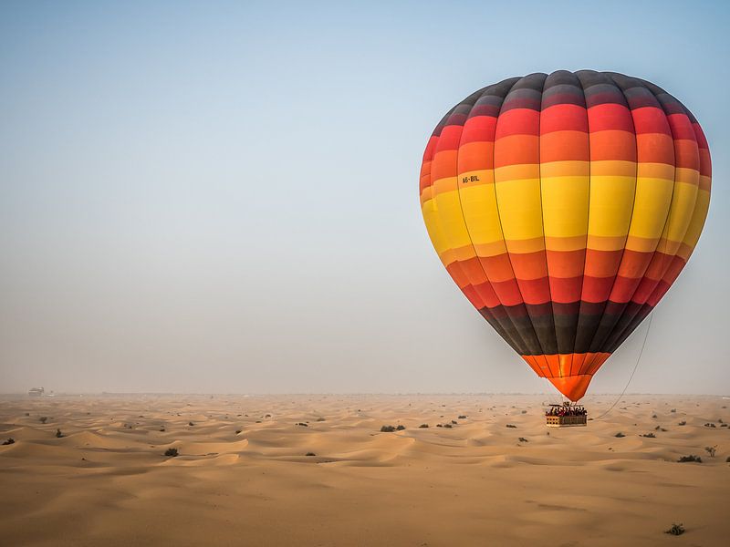 Ballon over de woestijn van Dubai van Dennis van Berkel