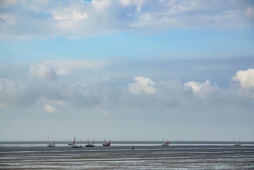 Zeilboten op het wad bij terschelling