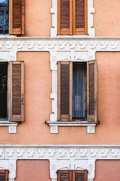 Koraalkleurig Italiaans huis met houten vensters van Heidi van Boxtel