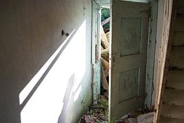 La porte de l'écurie, seule frontière entre le travail et la maison. sur csurbex.exploring