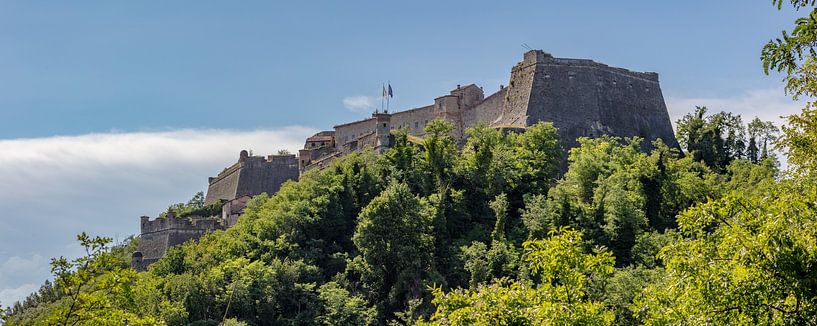 Panorama van kasteel in Gavi (Forte di Gavi), Piemont, Italie van Joost Adriaanse