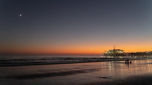 Abendromantik mit Mondsichel über dem Santa Monica Pier von Sven Schleider