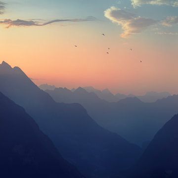Sunrise in the Swiss Alps van Dirk Wüstenhagen