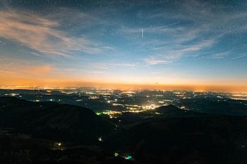 Nachtelijke hemel boven Oberstaufen en de Allgäu van Leo Schindzielorz