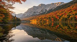 Herbstlicher Bergsee im Morgenlicht – Spiegelnde Ruhe für Ihr Zuhause