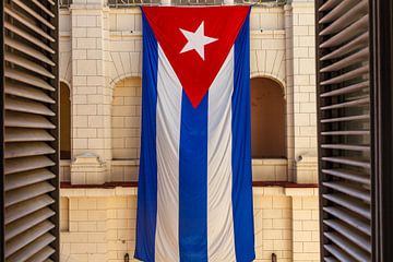 Un grand drapeau cubain est accroché dans le patio du Musée de la Révolution à La Havane, Cuba. sur WorldWidePhotoWeb