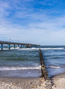 Buhne und Seebrücke an der Küste der Ostsee bei Graal Müritz