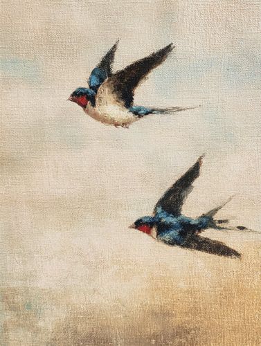 Deux hirondelles en vol sur un ciel beige doux dans un style de peinture vintage