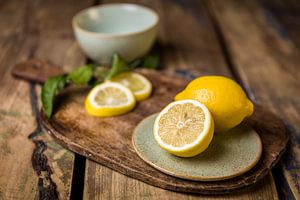 Planche à découper en bois avec des citrons sur Mayra Fotografie