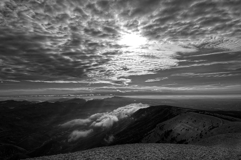 Spelen met zon en wolken op de Mont Ventoux van Flatfield