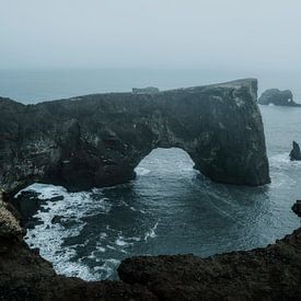 Arch in Island am schwarzen Sandstrand von Thomas Kuipers