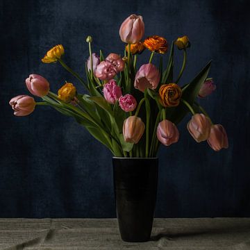 Boeket met tulpen en ranonkels van Renee Klein