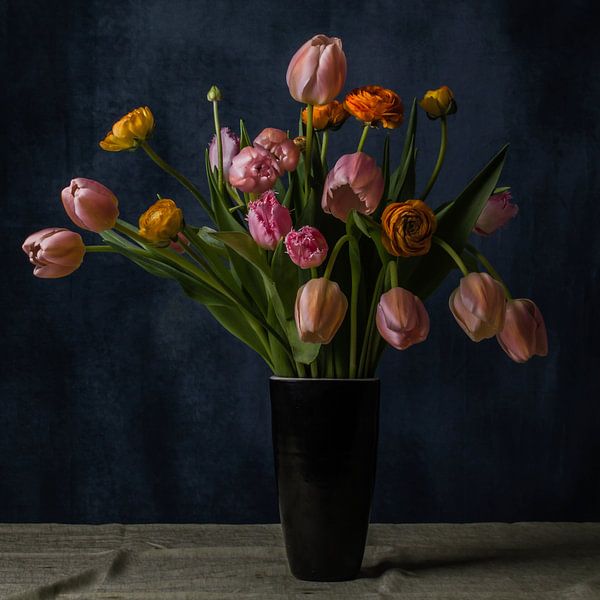 Blumenstrauß mit Tulpen und Ranunkeln von Renee Klein