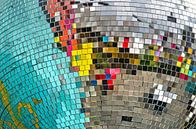 Kleurige reflecties in een discobol van Frans Blok thumbnail