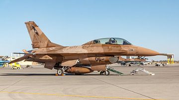 U.S. Navy NSAWC F-16B op NAS Fallon.