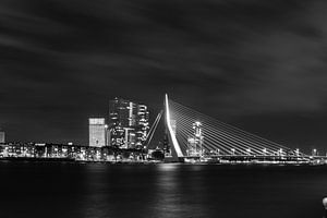 Blick auf die Erasmusbrücke in schwarz-weiß