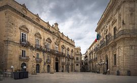 Entdecken Sie die historische Architektur von Ortigia'unter einem stimmungsvollen Himmel, Sizilien von PhotoCluster