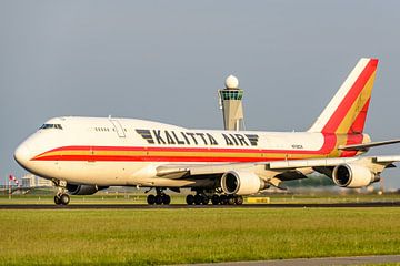 Take-off Kalitta Air Boeing 747-400F vrachttoestel. van Jaap van den Berg