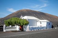 Lanzarote - Ermita de la Caridad, de kleine kapel in de wijngaarden van La Geria op het eiland Lanzarote van t.ART thumbnail