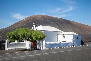 Lanzarote - Ermita de la Caridad, de kleine kapel in de wijngaarden van La Geria op het eiland Lanzarote
