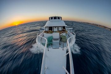 Lever de soleil sur la mer Rouge en bateau sur Leo Schindzielorz