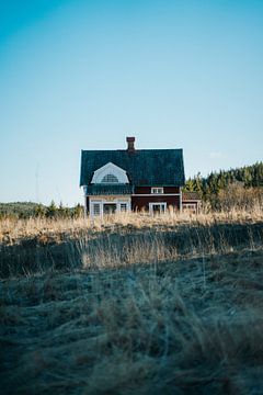 Pitoresk Zweeds huis bij laagstaande zon op het platteland van Joep van de Zandt