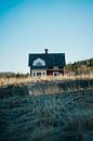 Pitoresk Zweeds huis bij laagstaande zon op het platteland van Joep van de Zandt thumbnail