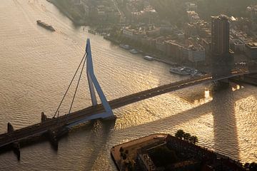 Erasmusbrug vanuit de lucht gezien te Rotterdam