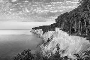 Kreidefelsen auf der Insel Rügen an der Ostsee in schwarzweiss. von Manfred Voss, Schwarz-weiss Fotografie