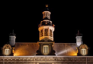 Het verlichte Stadhuisdak van Roermond bij nacht van Triki Photography