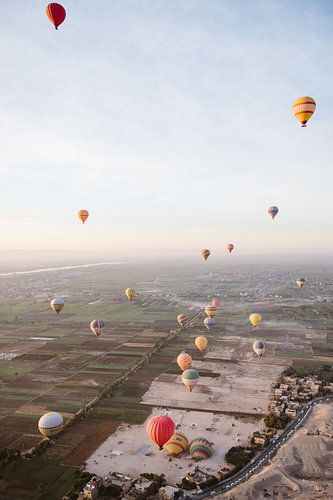Gekleurde Luchtballonnen zonsopkomst de Nijl Luxor, Egypte