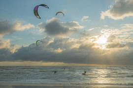 Kite surfers bij lage zon in Zandvoort