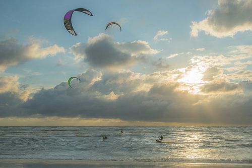 Kite surfers bij lage zon in Zandvoort