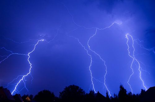 Zomerse onweersbuien aan de nachtelijke hemel