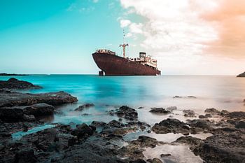 Scheepswrak in de zee van lanzarote