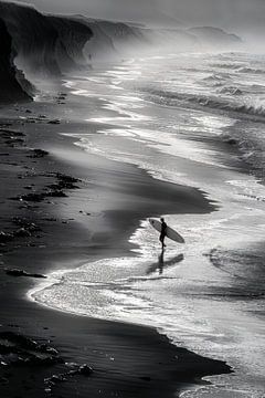 Eenzame surfer op het strand met surfplank bij zonsondergang van Poster Art Shop