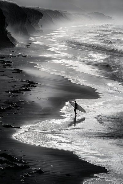 Eenzame surfer op het strand met surfplank bij zonsondergang van Poster Art Shop